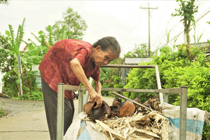 Bà Ba dành cả đời phụng dưỡng mẹ già, nuôi chị gái.