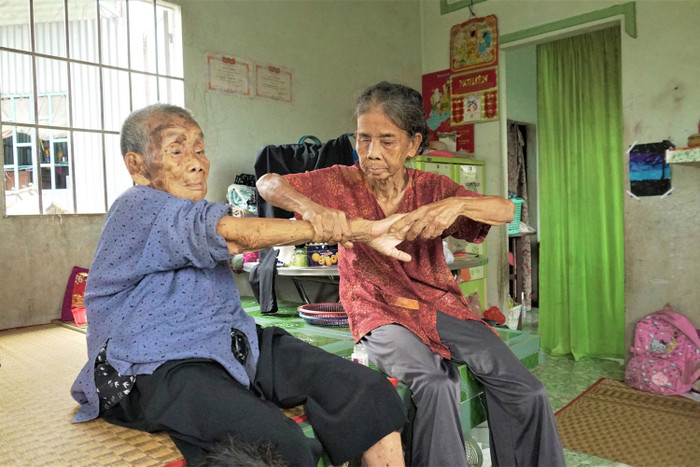 Ở tuổi 70, bà Ba chăm sóc mẹ già tuổi cao, ốm yếu và hay đau bệnh.