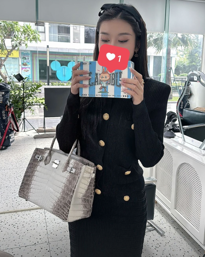 Á hậu Huyền My ngày càng thon gọn trong hình ảnh mới đăng tải trên story sau thời gian tăng cân, lộ vóc dáng tròn trĩnh. Không những vậy, cô còn khiến công chúng trầm trồ khi xách mẫu túi hiệu da cá sấu bạch tạng có giá trị hàng tỷ đồng, từng khiến giới nhà giàu liên tục săn lùng.