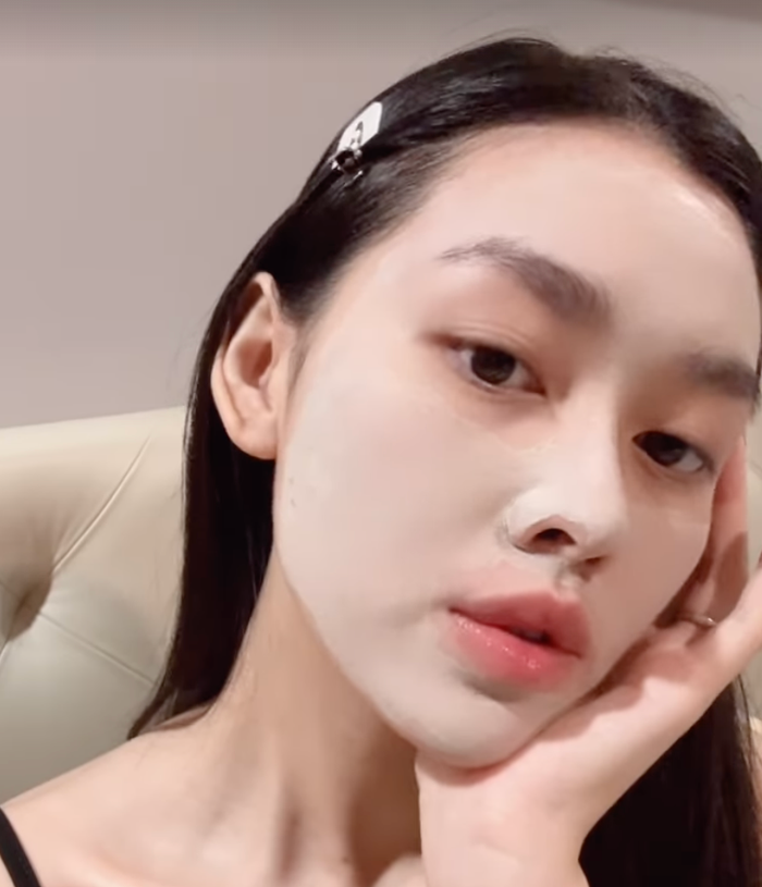 Á hậu Tường San khoe mặt mộc, gây chú ý với nước da trắng sáng, mịn màng không chút tì vết. Dù đã kết thúc nhiệm kỳ nhưng phong độ sắc vóc của cô vẫn luôn còn đó, 'trứ danh' là thần tiên tỷ tỷ của 'địa hạt' hoa hậu.