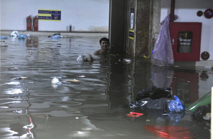 Nước ngập dưới hầm xe chung cư mini đến cổ người trưởng thành. Ảnh: Báo Thanh Niên