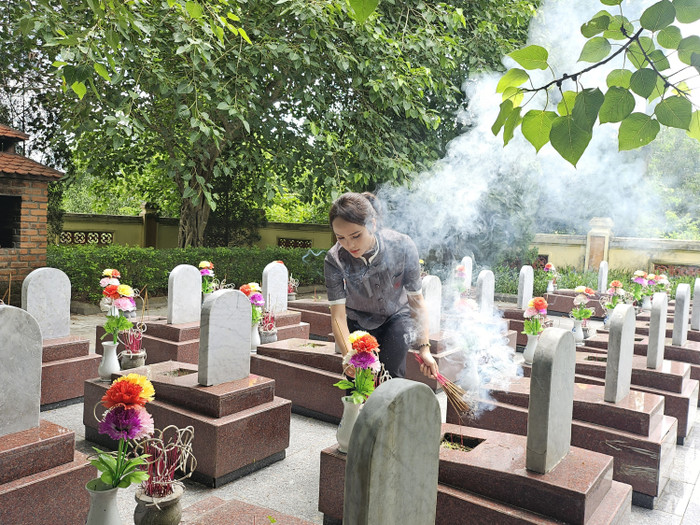 Hoa khôi Trà My thắp hương cho các liệt sỹ bày tỏ lòng biết ơn nhân ngày Thương binh Liệt sĩ 27/7