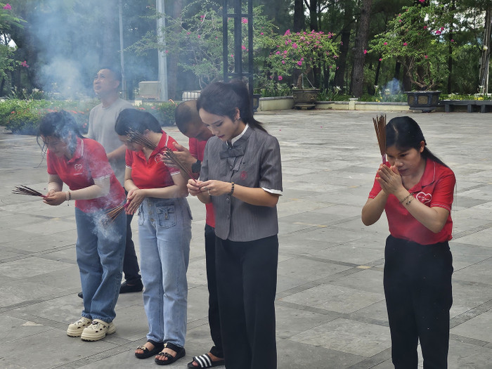 Đoàn tham gia hành trình dâng hương tại các nghĩa trang, tri ân đến các Thương binh, Liệt sĩ đã hy sinh vì độc lập của Tổ quốc