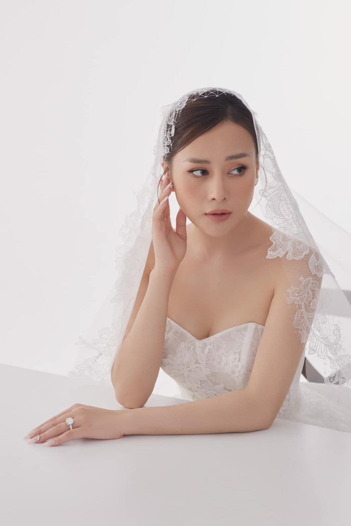 Phương Oanh đẹp như công chúa trong bộ váy cưới tiền tỷ, netizen 'đòi' một đám cưới thế kỷ với Shark Bình Ảnh 4