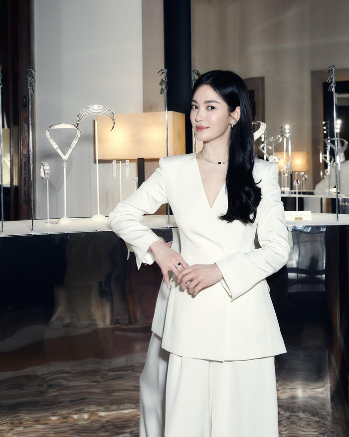 Tạo hình chiều 24/7 của Song Hye Kyo đang được giới mộ điệu quốc tế thảo luận sôi nổi. Ngoài phong thái và thần sắc, điểm nhấn trong loạt ảnh của nữ diễn viên chính là bộ trang sức kim cương được chế tác thủ công đến từ thương hiệu Chaumet. Theo ước tính, 3 món phụ kiện được hoàn công với 57 carat.