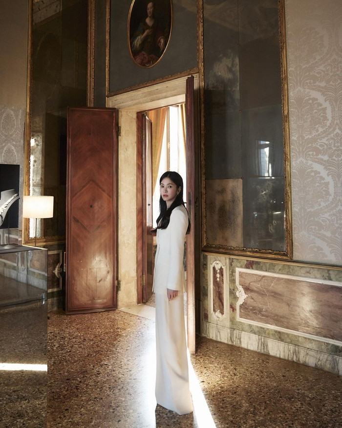 Sau gần 26 năm gắn bó sự nghiệp phim ảnh, Song Hye Kyo “bỏ túi” nhiều tác phẩm ấn tượng như Ngôi nhà hạnh phúc, Gió mùa đông năm ấy, Hậu duệ mặt trời, The Glory,… Bên cạnh tài năng diễn xuất được đông đảo khán giả công nhận, nữ diễn viên còn được biết đến với danh xưng “ngọc nữ màn ảnh Hàn” với sắc vóc vượt thời gian.  