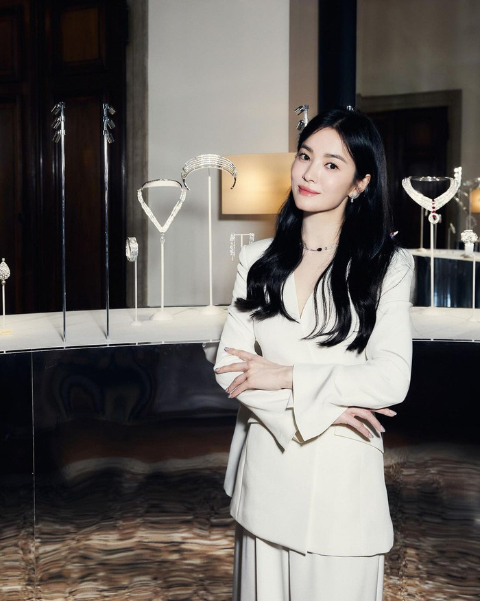 Khẳng định đẳng cấp đại sứ toàn cầu, Song Hye Kyo khoe sắc với các items được đặt riêng theo yêu cầu. Về phần giá bán, thương hiệu kim hoàn nước Pháp cũng không công bố chính thức với tín đồ mộ điệu quốc tế.  