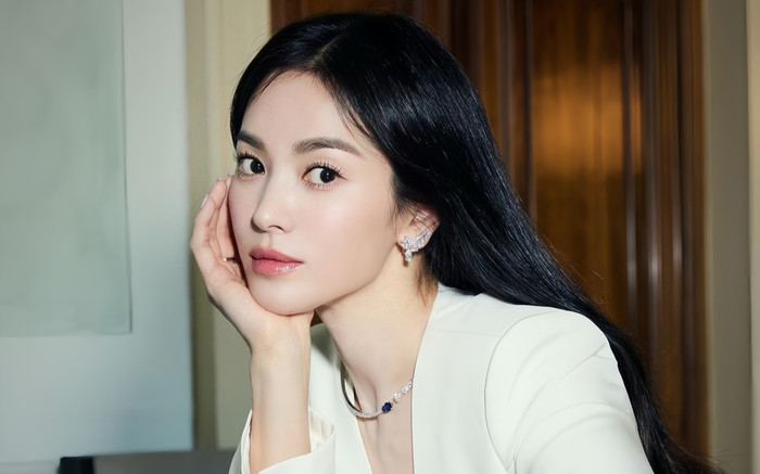 Đẳng cấp quý cô: Song Hye Kyo đeo bộ trang sức 57 carat Ảnh 2