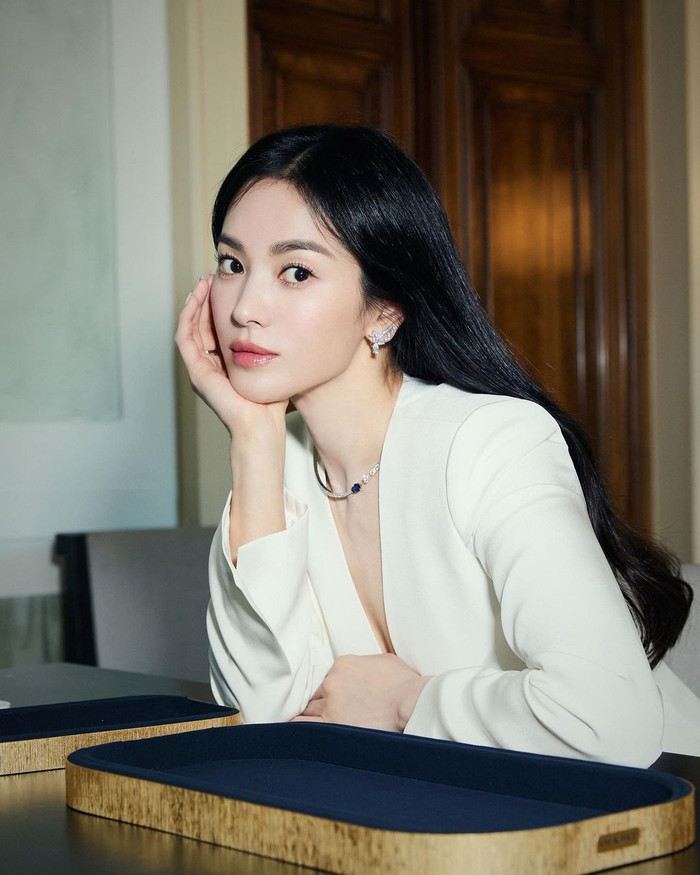 Lấy cảm hứng từ chuyện tình lãng mạn Toi et Moi, Song Hye Kyo diện cho mình mẫu vòng cổ mô men với điểm kết giao là viên sapphire nặng 2 carat. Ở điểm nối còn lại, các nghệ nhân đã nạm một viên kim cương cắt quả lê nặng 1 carat. Ngoài hai mẫu đá quý cao cấp, 120 viên kim cương EF VVS nặng 13,40 carat được dàn đều uyên suốt chiều dài 36cm. Được biết, mẫu vòng cổ vàng trắng có tên là Duo Éternel nằm trong bộ sưu tập Joséphine. Đồng điệu, nữ diễn viên đeo tay chiếc nhẫn bất đối xứng nạm đá quý có nguồn gốc Ceylon, Madagascar với tổng giá trị khoảng 1,5 carat.  
