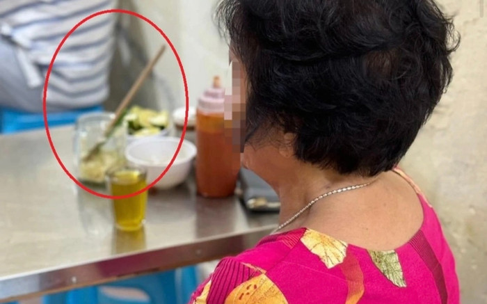 Nhúng đũa vào lọ giấm để làm sạch, khách hàng gây tranh cãi vì hành vi thiếu ý thức ở quán phở Ảnh 2