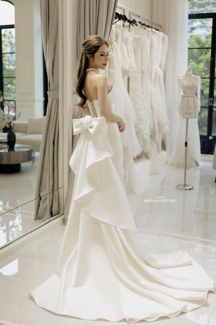 Gần đây, Bạch Lan Phương khoe ảnh đi thử váy cưới.