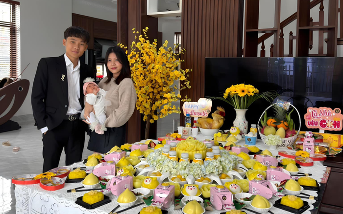 Hình ảnh Đỗ Đạt bên cạnh bà xã và con gái trong tiệc đầy tháng diễn ra vào tháng 1 năm nay. Ảnh: FBNV