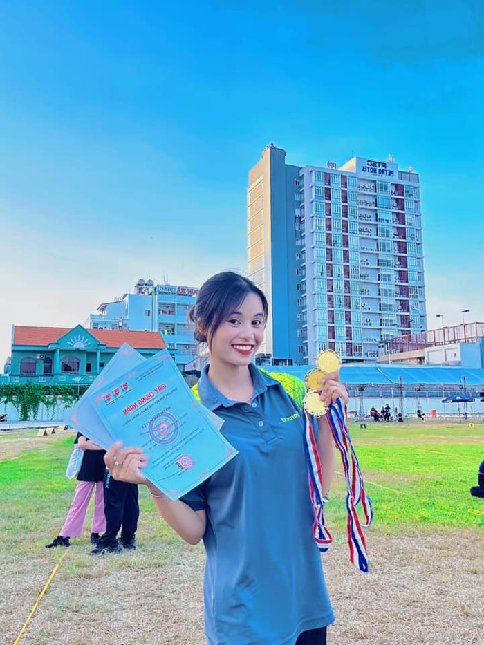 Ánh Nguyệt thường chọn những trang phục đơn giản nhưng không kém phần thanh lịch. Cô còn đặc biệt yêu thích những bộ trang phục thể thao năng động, phù hợp với hình ảnh một vận động viên.