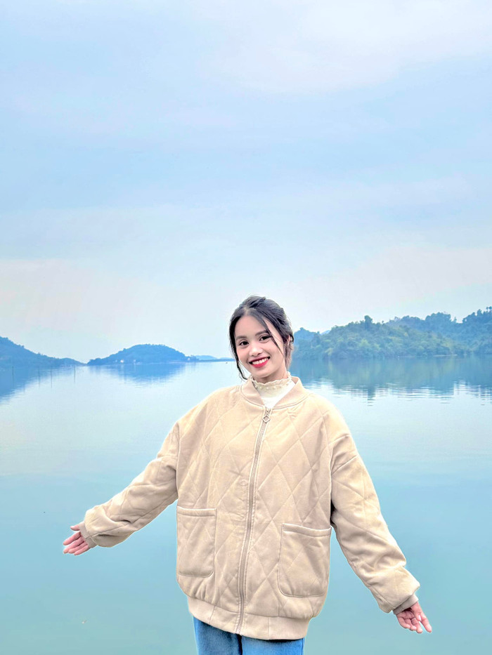 Ngoài thu hút với tài năng bắn cung và nhan sắc ngọt ngào, Ánh Nguyệt còn gây ấn tượng khi sở hữu phong cách thời trang trẻ trung và hiện đại. Cô nàng có gu thời trang tinh tế, luôn biết cách làm nổi bật vẻ đẹp tự nhiên của mình.