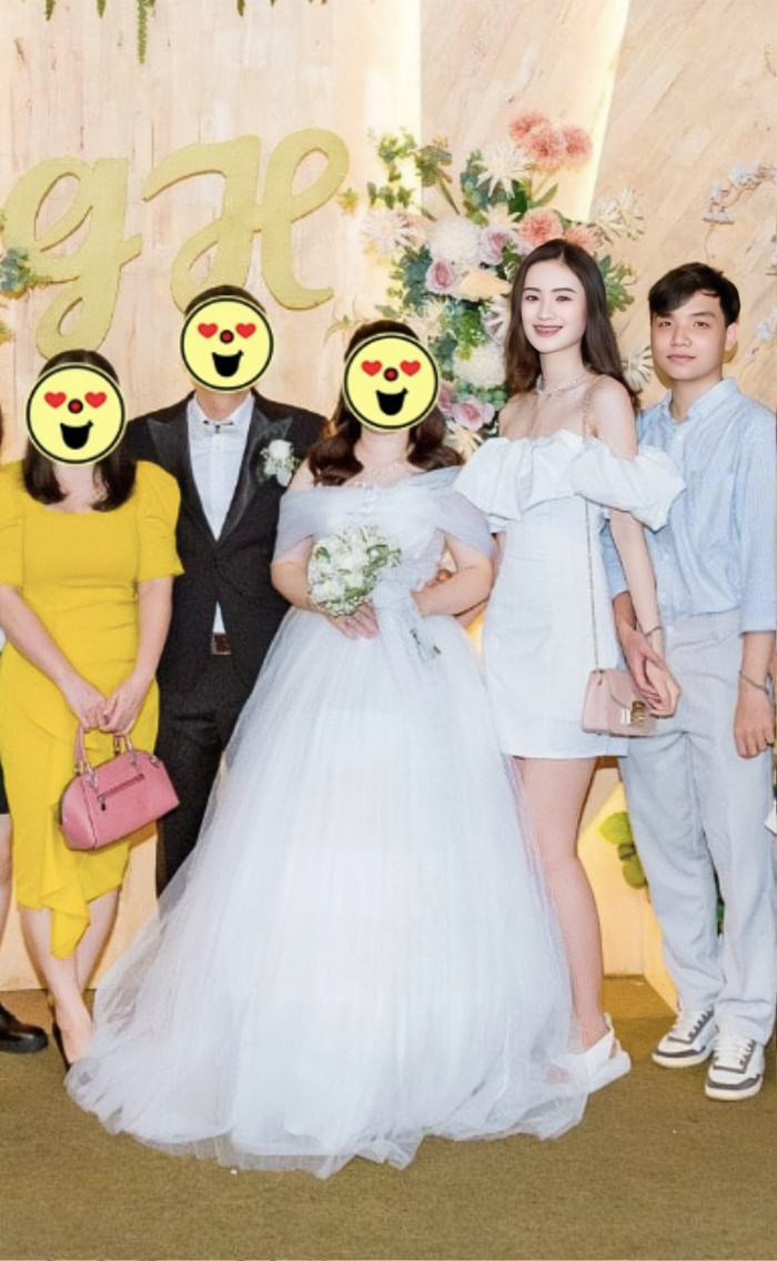 Trong mỗi dịp trọng đại của hai gia đình, Anh Kiệt đều nắm chặt tay Ý Nhi xuất hiện.  