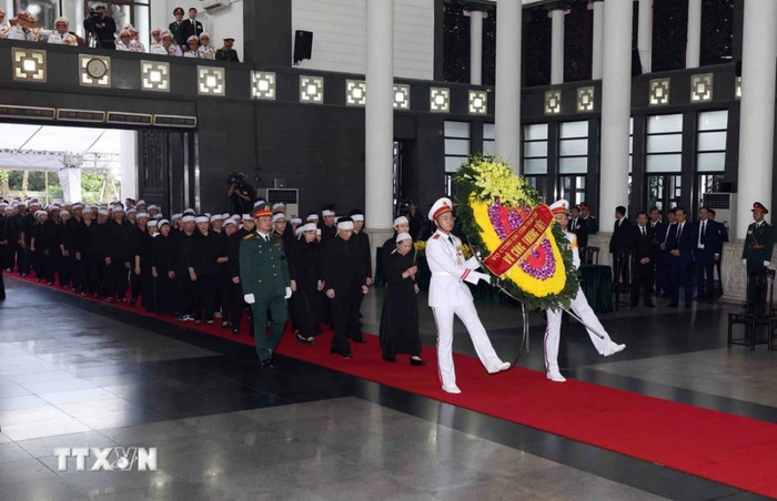 Đoàn gia đình và dòng họ gồm vợ cùng các con, cháu, chắt vào viếng Tổng Bí thư Nguyễn Phú Trọng. (Ảnh: TTXVN)