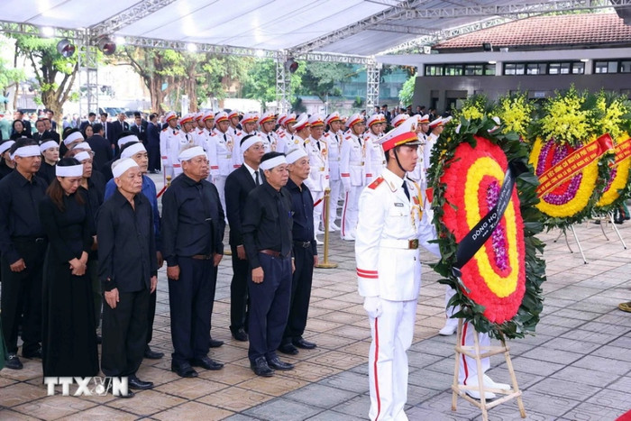 Đoàn dòng họ Nguyễn Phú chuẩn bị vào viếng Tổng Bí thư Nguyễn Phú Trọng. (Ảnh: TTXVN)