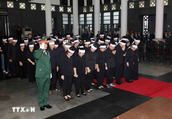 Đoàn gia đình, dòng họ viếng Tổng Bí thư Nguyễn Phú Trọng. (Ảnh: TTXVN)