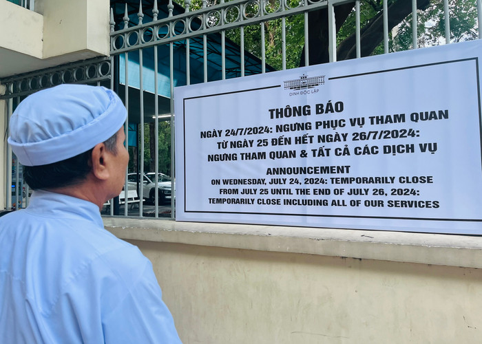 Khu vực bên ngoài, ông Trần Văn Huynh, Hội Thánh cao Đài tại Kiên Giang cho biết, mình và các đồng môn đi từ 1 giờ sáng 25/7 đến Hội trường Thống Nhất để viếng vì mến mộ tài năng, đức độ của Tổng Bí thư.