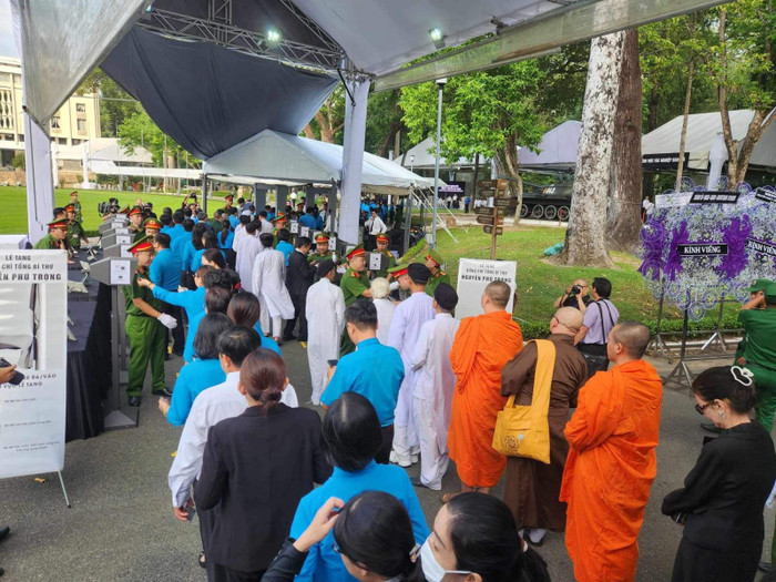 Sau khi đăng kí, các đoàn đại biểu bắt đầu qua khu vực kiểm tra an ninh. 