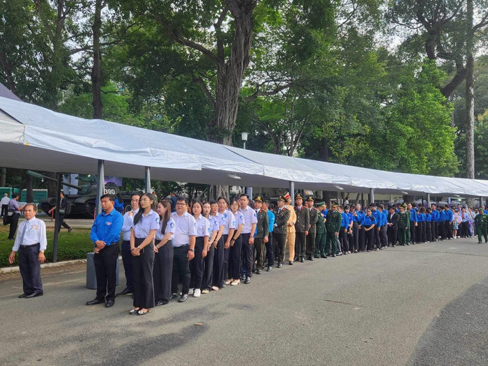 Các đoàn học sinh, đoàn viên, công an, bộ đội... xếp hàng chờ vào viếng. 