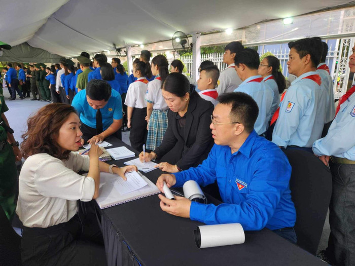Bên trong khu vực đăng kí chờ viếng đã bắt đầu đông người dân, Phật tử, các đoàn đại biểu... xếp hàng chờ viếng. 