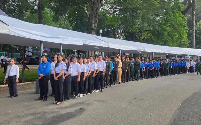 Người dân có mặt từ sớm chờ vào viếng Tổng bí thư Nguyễn Phú Trọng tại TP Hồ Chí Minh Ảnh 2