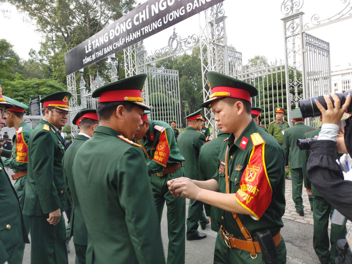 Khoảng 6 giờ 30 phút, các lực lượng an ninh kiểm tra quân phục trước khi vào làm nhiệm vụ trong Hội trường Thống Nhất. 