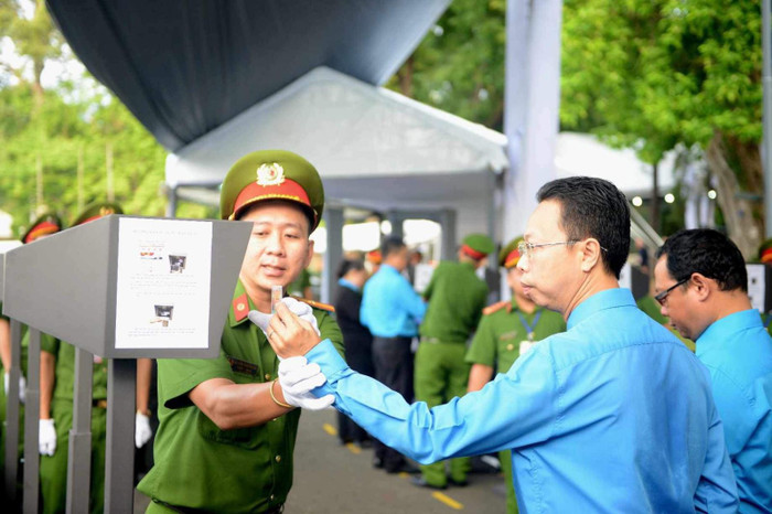 Ông Nguyễn Thành Đô, Trưởng Ban chính sách - pháp luật của Liên đoàn Lao động TP Hồ Chí Minh thực hiện quét kiểm tra an ninh trước khi vào viếng cùng đoàn Liên đoàn Lao động TP Hồ Chí Minh.