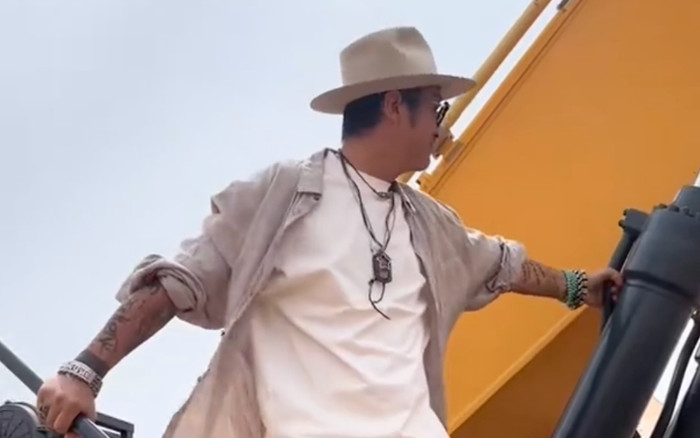 Diễn viên Tôn Hưng bị bắt gặp đi lái máy xúc Ảnh 2