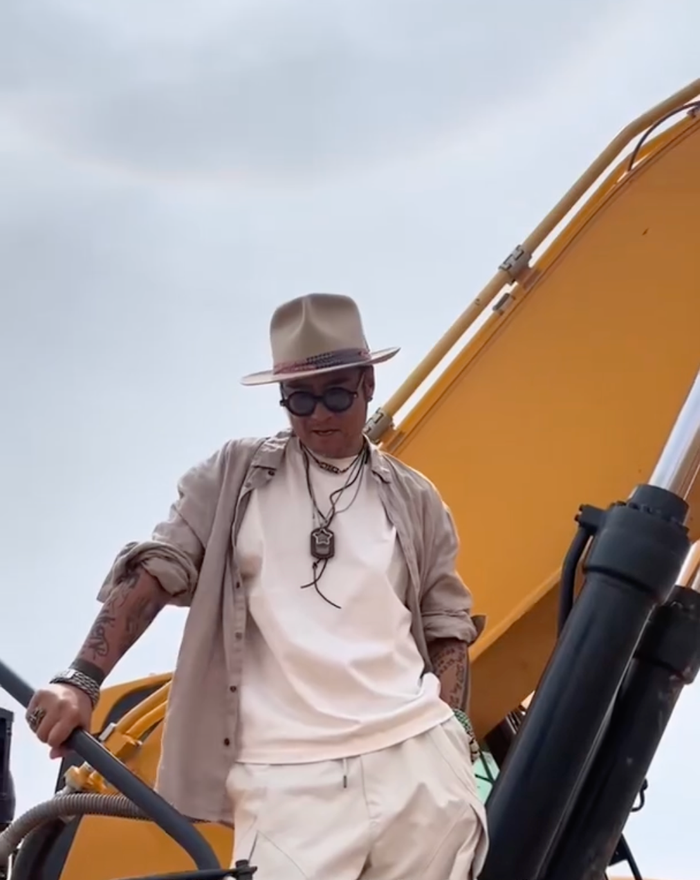 Nam diễn viên nổi tiếng bị bắt gặp đi lái máy xúc Ảnh 1