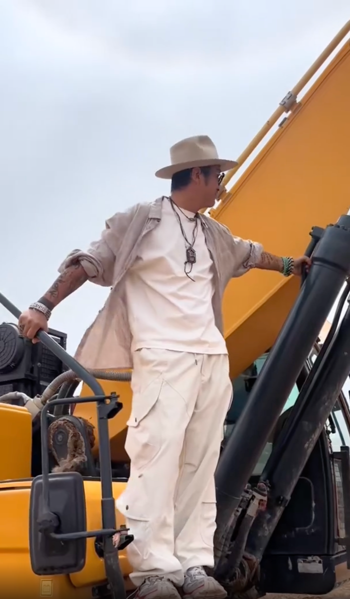 Nam diễn viên đình đám một thời Tôn Hưng bị bắt gặp lái máy xúc.
