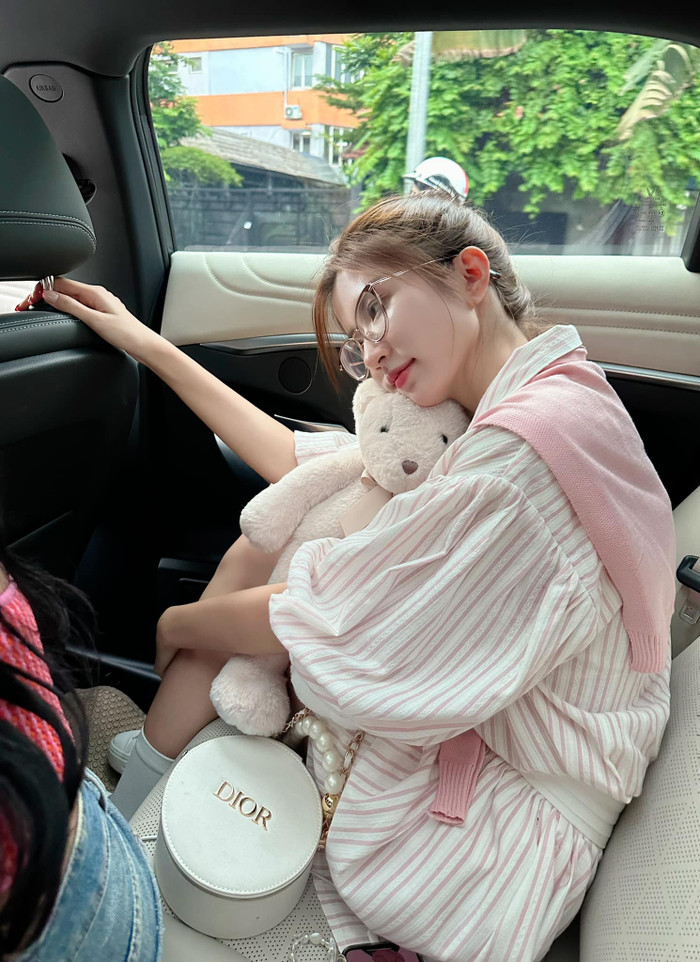 Đời thường ngọt ngào của mỹ nhân quê Hà Nội, cô vừa lên xe hoa với ông xã ngoài ngành.