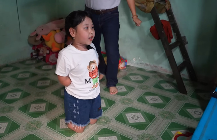 Cô bé rất thích ca hát