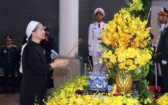 Phu nhân Ngô Thị Mận nghẹn ngào bên linh cữu Tổng Bí thư Nguyễn Phú Trọng Ảnh 2