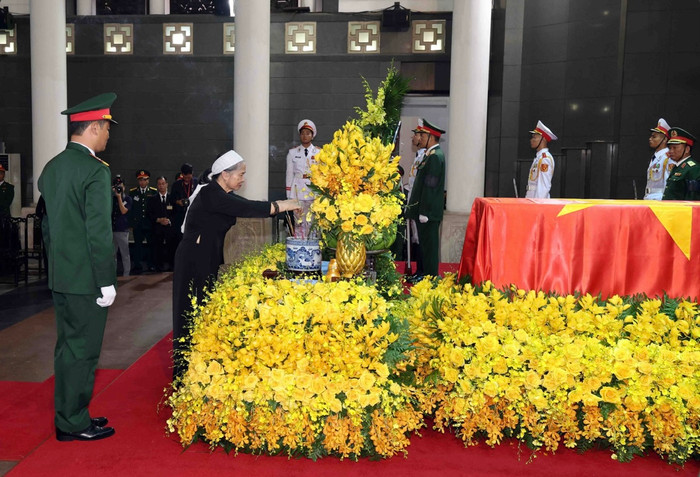 Phu nhân Ngô Thị Mận nghẹn ngào bên linh cữu Tổng Bí thư Nguyễn Phú Trọng Ảnh 4