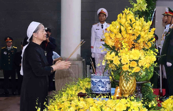 Phu nhân Ngô Thị Mận nghẹn ngào trước linh cữu Tổng Bí thư Nguyễn Phú Trọng.