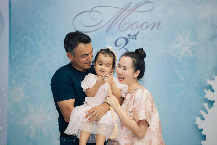 Con gái Võ Hạ Trâm đã bước sang tuổi thứ ba, cô bé được nhiều người nhận xét ngày càng lanh lợi, đáng yêu. Ảnh: FBNV