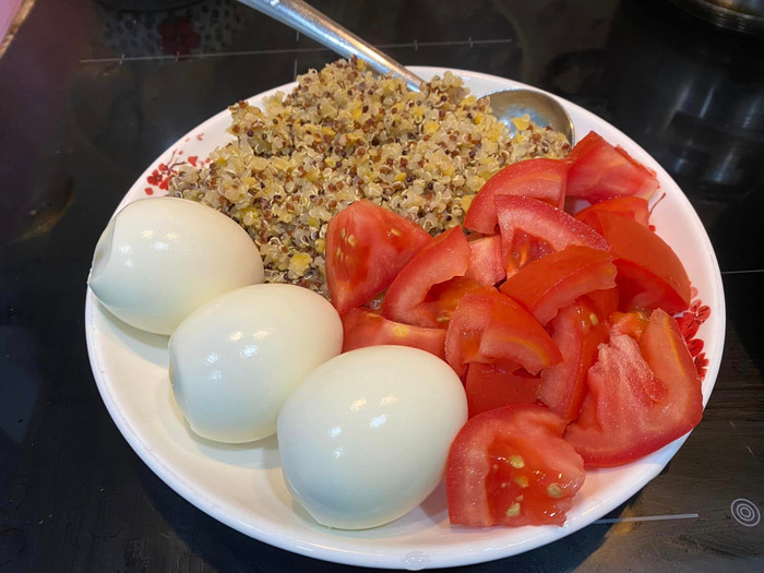 Thực tế chồng Võ Hạ Trâm không hoàn toàn ăn chay trường, anh chỉ theo chế độ ăn vegetarian (sẽ tránh ăn thịt, cá, vẫn dùng sản phẩm từ động vật). Ảnh: FBNV