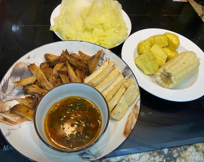 Võ Hạ Trâm bày ra những đĩa thức ăn thuần chay hấp dẫn. Ảnh: FBNV