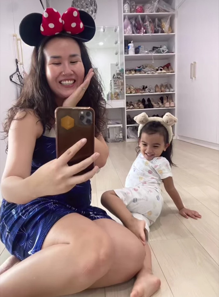 Nhan sắc của Võ Hạ Trâm trong những tháng cuối thai kỳ gây chú ý. Nữ diễn viên vẫn giữ được làn da căng bóng, mịn màng. Về vóc dáng, Võ Hạ Trâm có sự thay đổi nhưng không quá đáng kể.