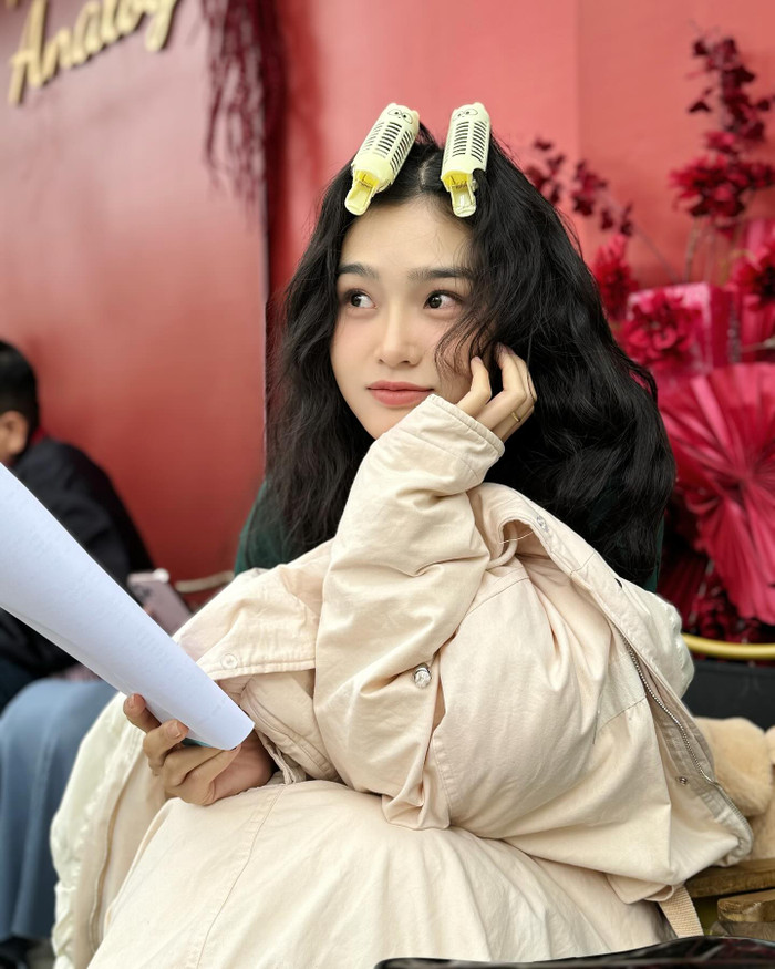 Bạn gái tin đồn của Việt Anh sở hữu nhan sắc trong trẻo, đường nét ngũ quan hài hòa với sóng mũi cao thanh thoát và đôi mắt to tròn. Không cần trang điểm đậm, người đẹp sinh năm 1999 vẫn gây ấn tượng. 