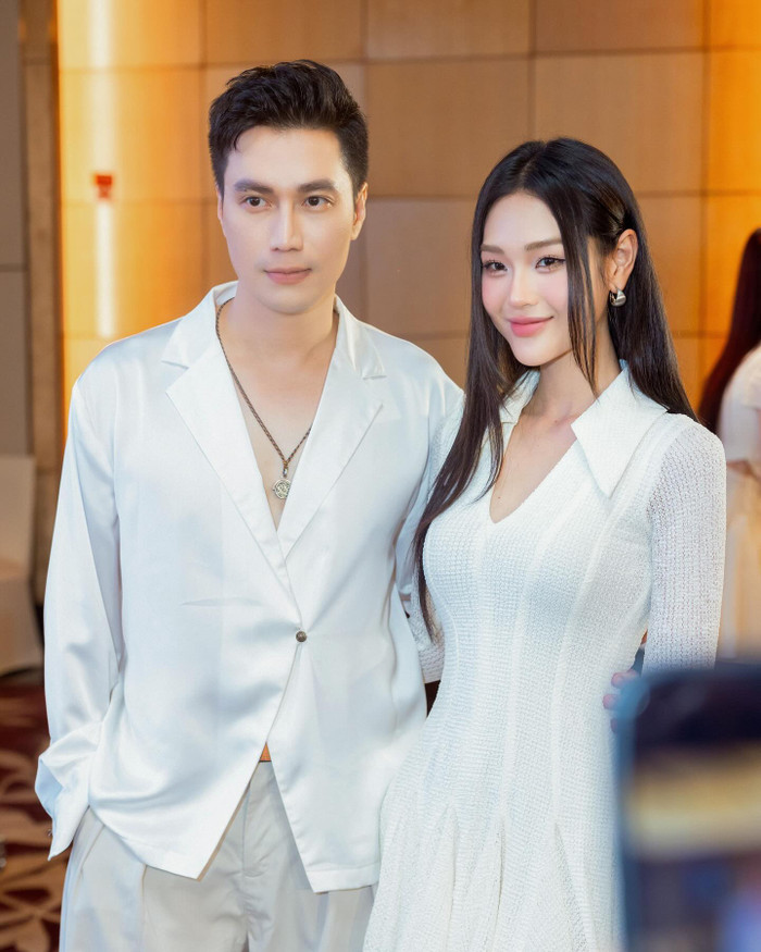 Cô và Việt Anh đóng cặp trong dự án lần này khiến nhiều khán giả đặt nghi vấn cả hai đang hẹn hò vì có nhiều cử chỉ thân mật, tình tứ. Dù Cù Thị Trà đã phủ nhận có tình cảm với đàn anh hơn 18 tuổi nhưng công chúng vẫn nhiệt tình 'đẩy thuyền'. 