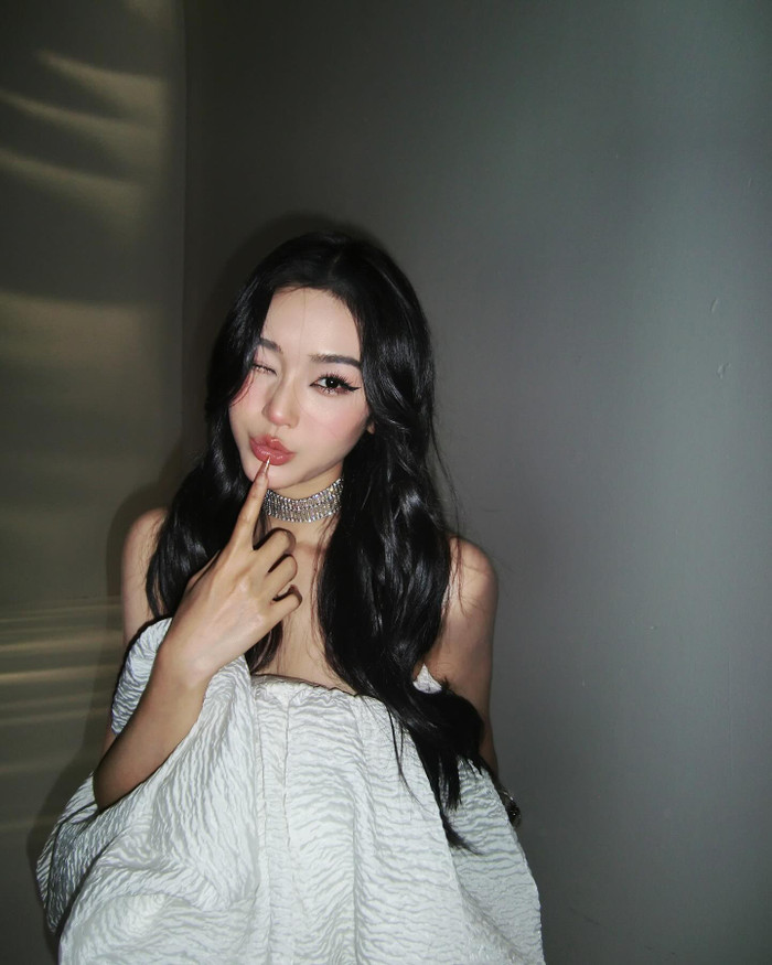 Phong cách của Cù Thị Trà khá đa dạng. Cô yêu thích các món đồ giúp khoe được bờ vai thanh mảnh, thon gọn nhưng không kém phần nữ tính. 