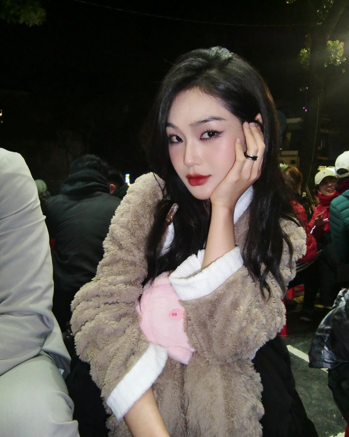 Cù Thị Trà thường chọn tông trang điểm nhẹ, màu sắc tươi sáng, nhấn đậm ở phần mắt tôn lên vẻ đẹp riêng biệt. Trong một vài bức ảnh, 'bạn gái Việt Anh' được khen ngợi có vẻ đẹp giống các tỷ tỷ xứ Trung. 