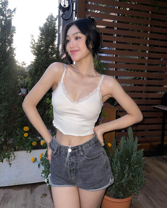 Tỉ lệ thân hình của 'người yêu tin đồn' Việt Anh được đánh giá khá chuẩn đồng hồ cát. Cô từng chia sẻ rằng để có được vóc dáng thon gọn, bản thân đã phải sử dụng phương pháp nhịn ăn gián đoạn, uống nhiều nước, ăn nhiều hoa quả kết hợp với hoạt động thể thao chạy bộ. Ngoài ra, Cù Thị Trà cũng hạn chế ăn đêm. 