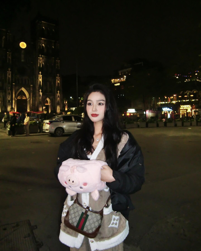 Khi bị khán giả hỏi vì sao đăng nhiều ảnh của Việt Anh, Cù Thị Trà bày tỏ: “Phim đang chiếu nên mình đăng thôi, nếu cứ đăng nhiều là yêu thì chắc mình yêu hết diễn viên mất”. 