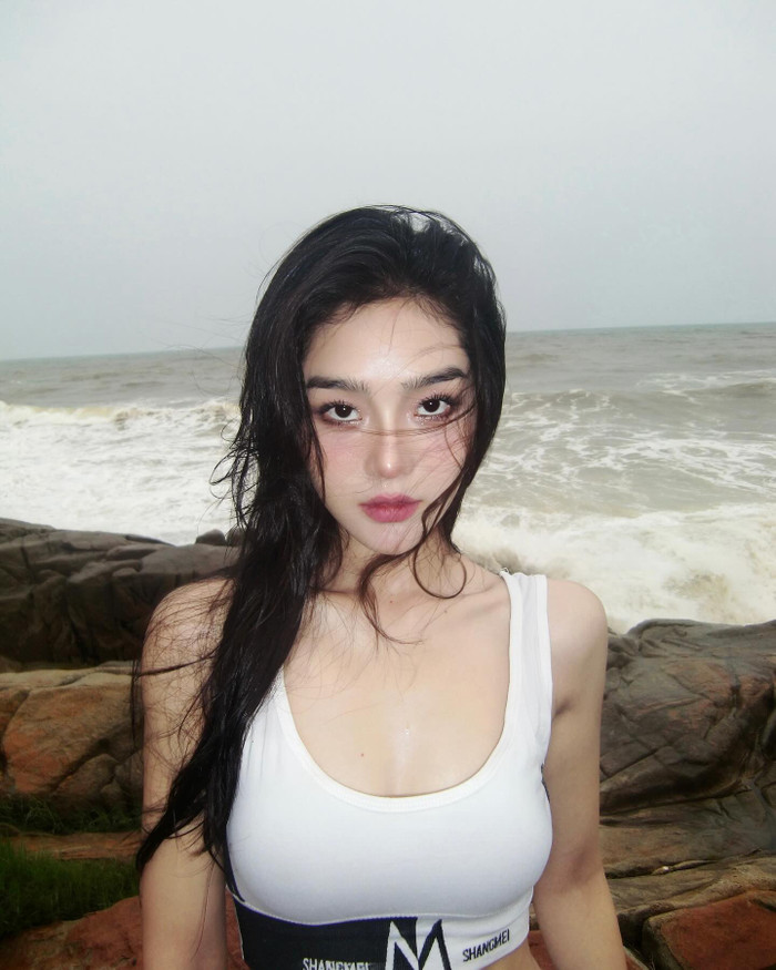 Cù Thị Trà sinh năm 1999, cô có xuất thân là người mẫu tự do từng theo học ngành kế toán tại Đại học Kinh tế Quốc dân. Sau đó, người đẹp được khán giả ấn tượng hơn trong làng giải trí thông qua vai diễn 'tiểu tam' Thu Anh (trong phim Chúng ta của 8 năm sau), Diệp (trong phim Gặp em ngày nắng),...