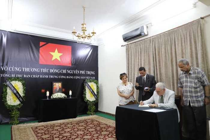 Tổng Bí thư Đảng Cộng sản Ai Cập Salah Adly Abdelhafiz ghi sổ tang Tổng Bí thư Nguyễn Phú Trọng tại Đại sứ quán Việt Nam ở Ai Cập. (Ảnh: Nguyễn Trường/TTXVN)