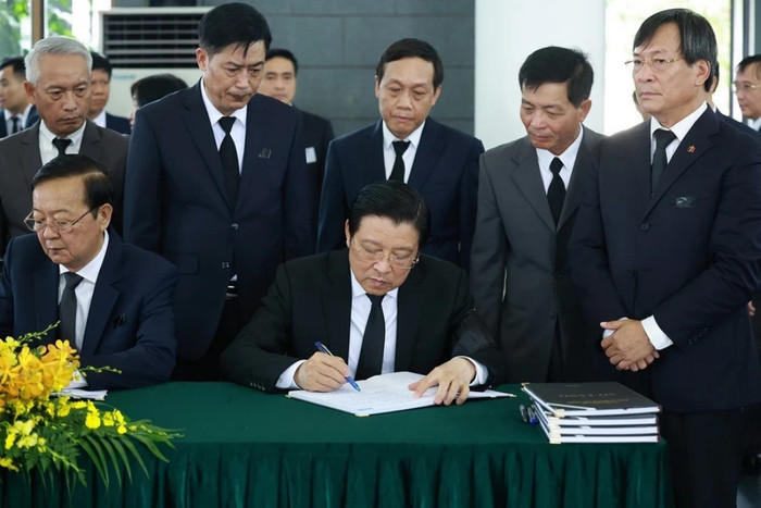 Đồng chí Phan Đình Trạc, Uỷ viên Bộ Chính trị, Bí thư Trung ương Đảng, Trưởng Ban Nội chính Trung ương ghi sổ tang viếng Tổng Bí thư Nguyễn Phú Trọng. (Ảnh: TTXVN)